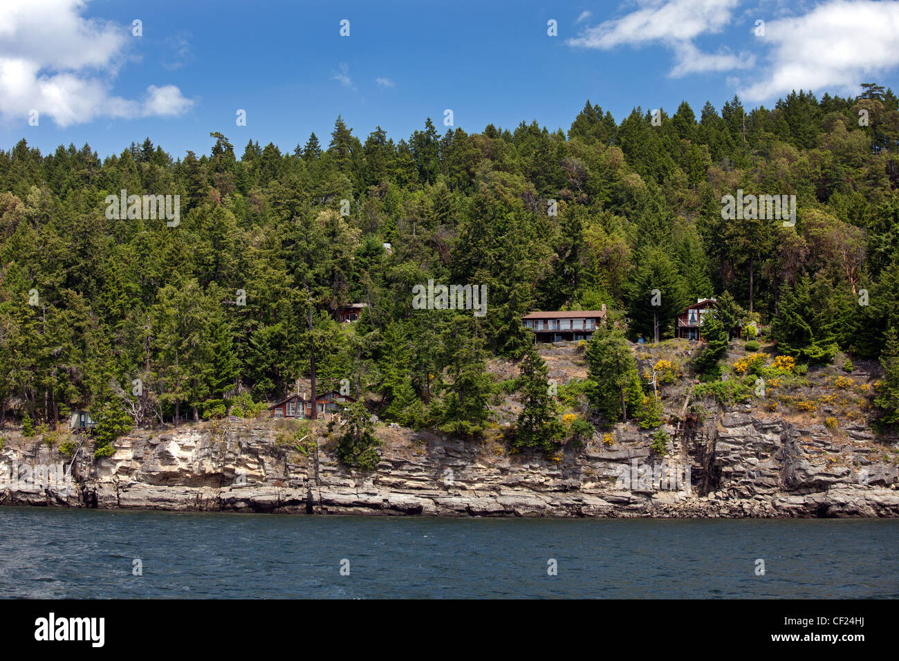 Gabriola Island - spiaggia rocciosa con cabine Foto Stock