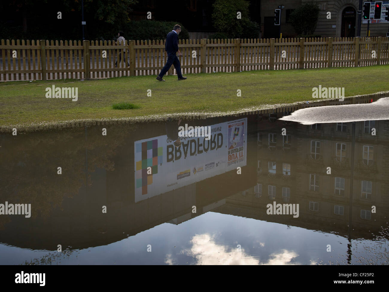 Il Telegraph e Argus edificio, Hall Ings Bradford, che si riflette in una grande pozza in Bradford Urban Garden. Foto Stock