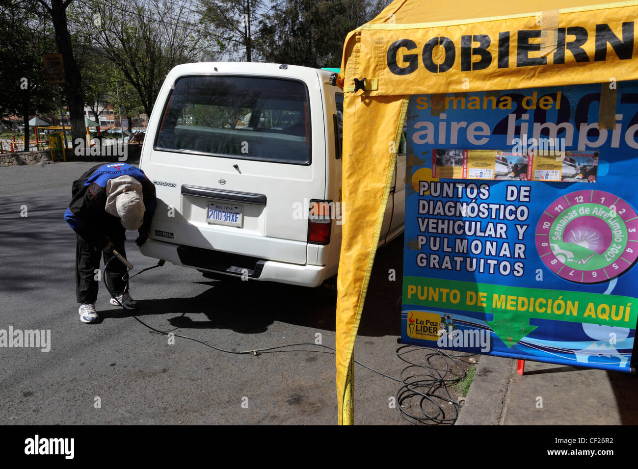 Un meccanico testa le emissioni di scarico di un minibus durante la Clean Air Week (una campagna per ridurre l'inquinamento atmosferico), la Paz, Bolivia Foto Stock