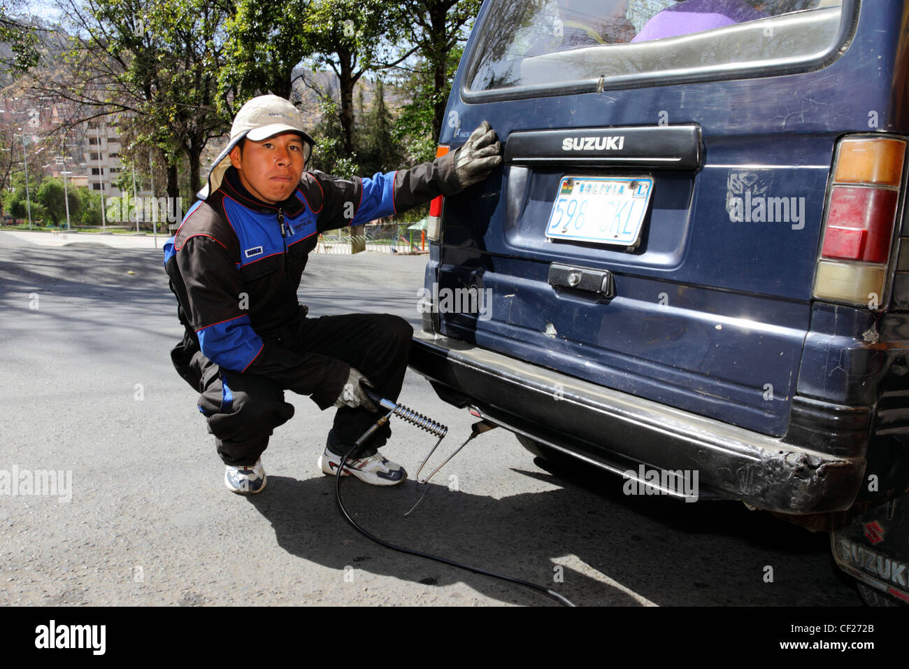 Un meccanico testa le emissioni di scarico di un minibus durante la Clean Air Week (una campagna per ridurre l'inquinamento atmosferico), la Paz, Bolivia Foto Stock