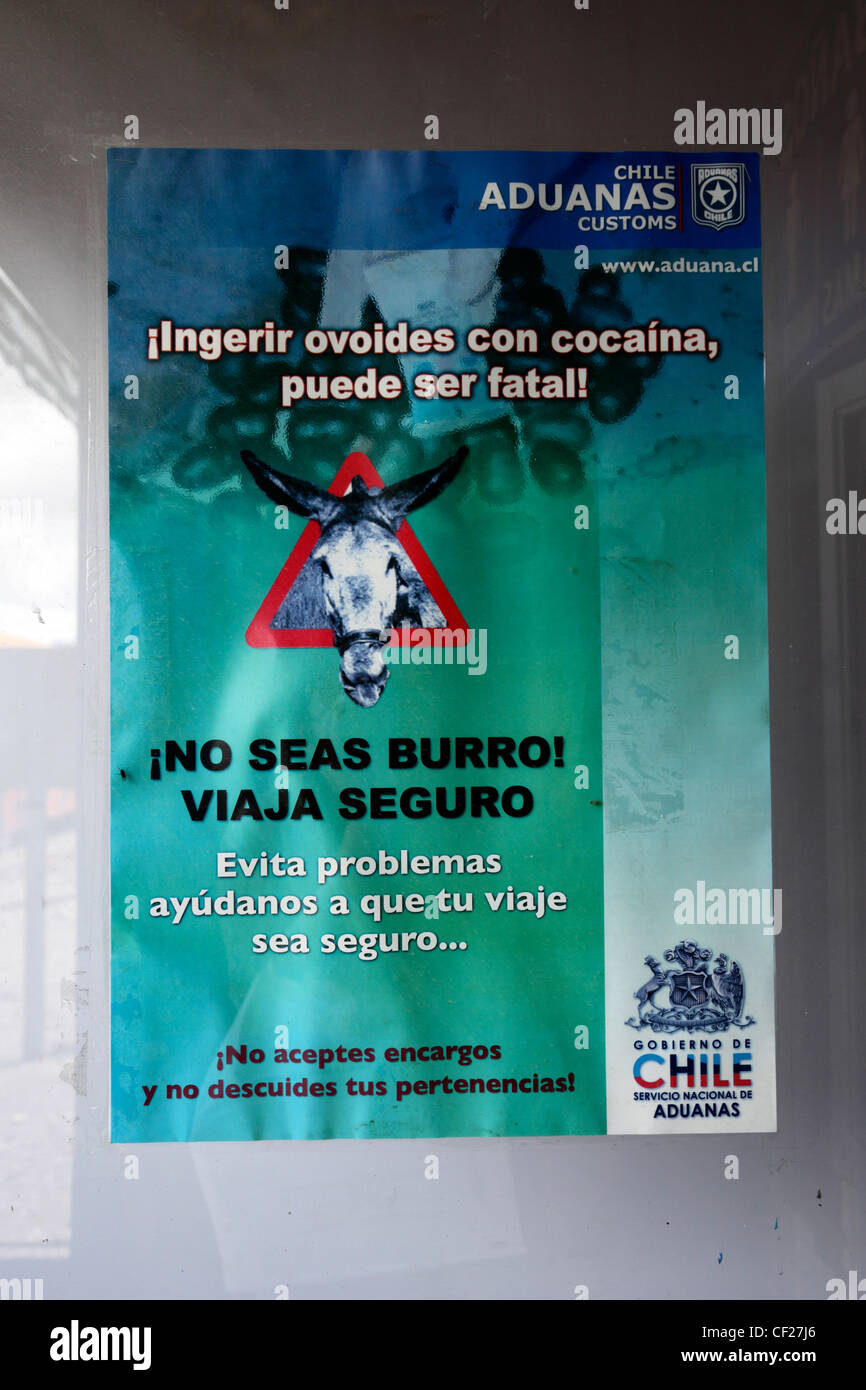 Poster in Spagnolo la segnalazione di pericoli di contrabbando di cocaina in capsule a stomaco su edificio doganale, Bolivia / Cile confine Foto Stock