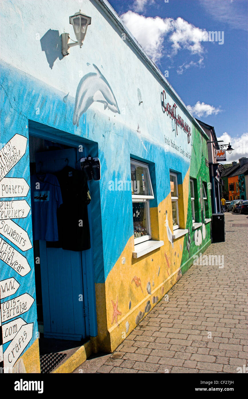 Un delfino tema sul lato di un negozio in Dingle. Foto Stock