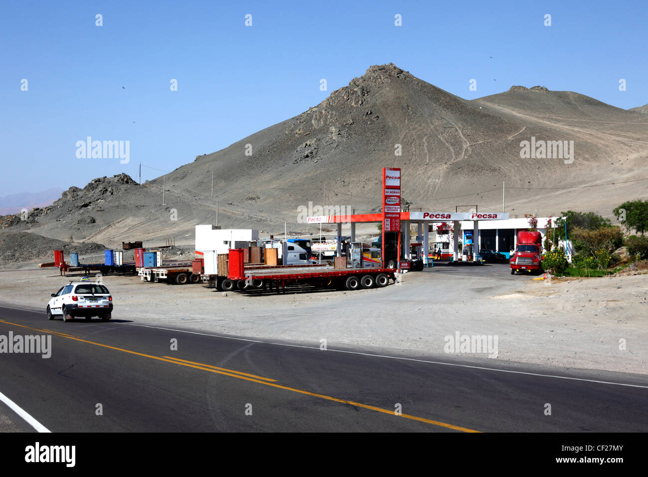 Stazione di servizio su strada e benzina appartenente al consorzio privato PECSA (Peruana de combustibili S.A.), vicino a ILO, Perù Foto Stock