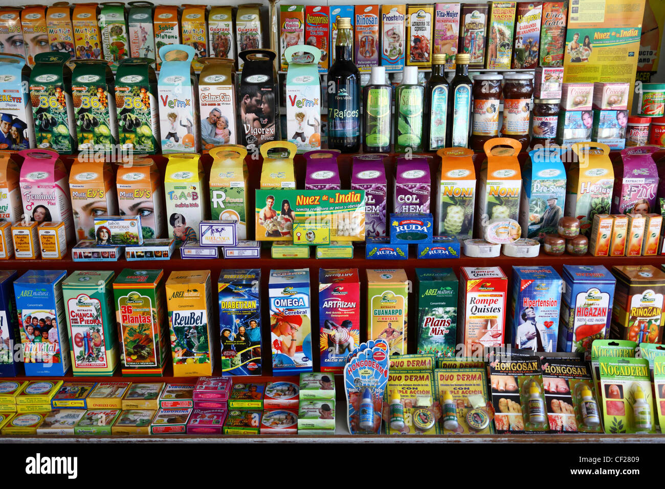 Negozio di vendita di una varietà di farmaci a base di erbe , creme e trattamenti , Oil , Perù Foto Stock