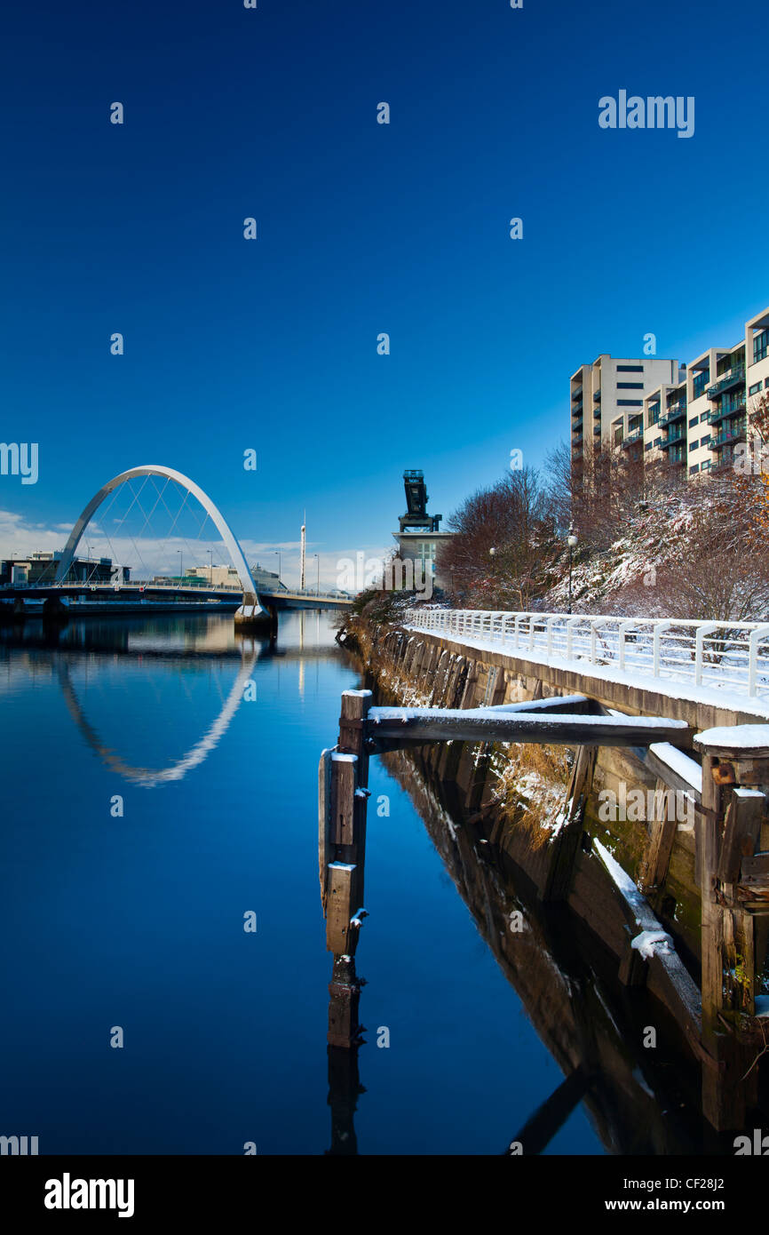 Vista lungo il fiume Clyde verso Glasgow's Clyde Arc bridge, più comunemente noto come Squinty Bridge. Foto Stock