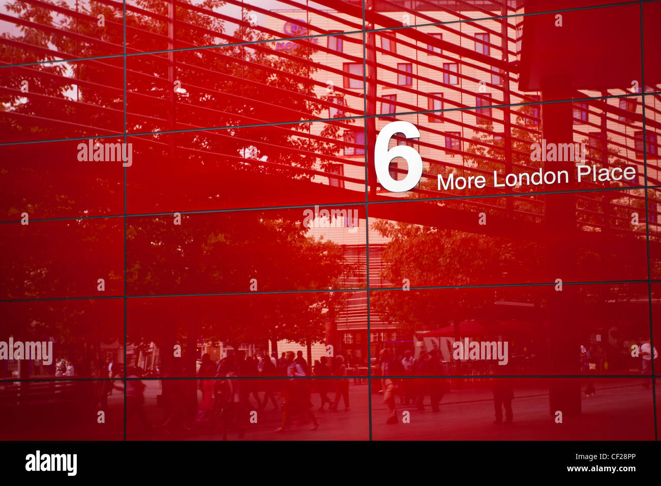 I pedoni si riflette nel '6 More London Place", di un ufficio e di sviluppo della vendita al dettaglio sulla riva sud del fiume Tamigi. Foto Stock I pedoni si riflette nel '6 More London Place", di un ufficio e di sviluppo della vendita al dettaglio sulla riva sud del fiume Tamigi. Foto Stock