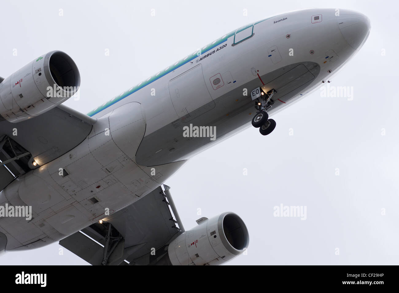 Air Lingus un aeromobile di tipo Airbus A320 con landing gear down e flap estesi attorno alla terra all'aeroporto di Londra Heathrow Foto Stock