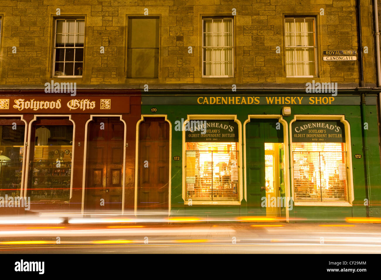 Whisky shop on Canongate, parte del Royal Mile di Edimburgo. Foto Stock Whisky shop on Canongate, parte del Royal Mile di Edimburgo. Foto Stock