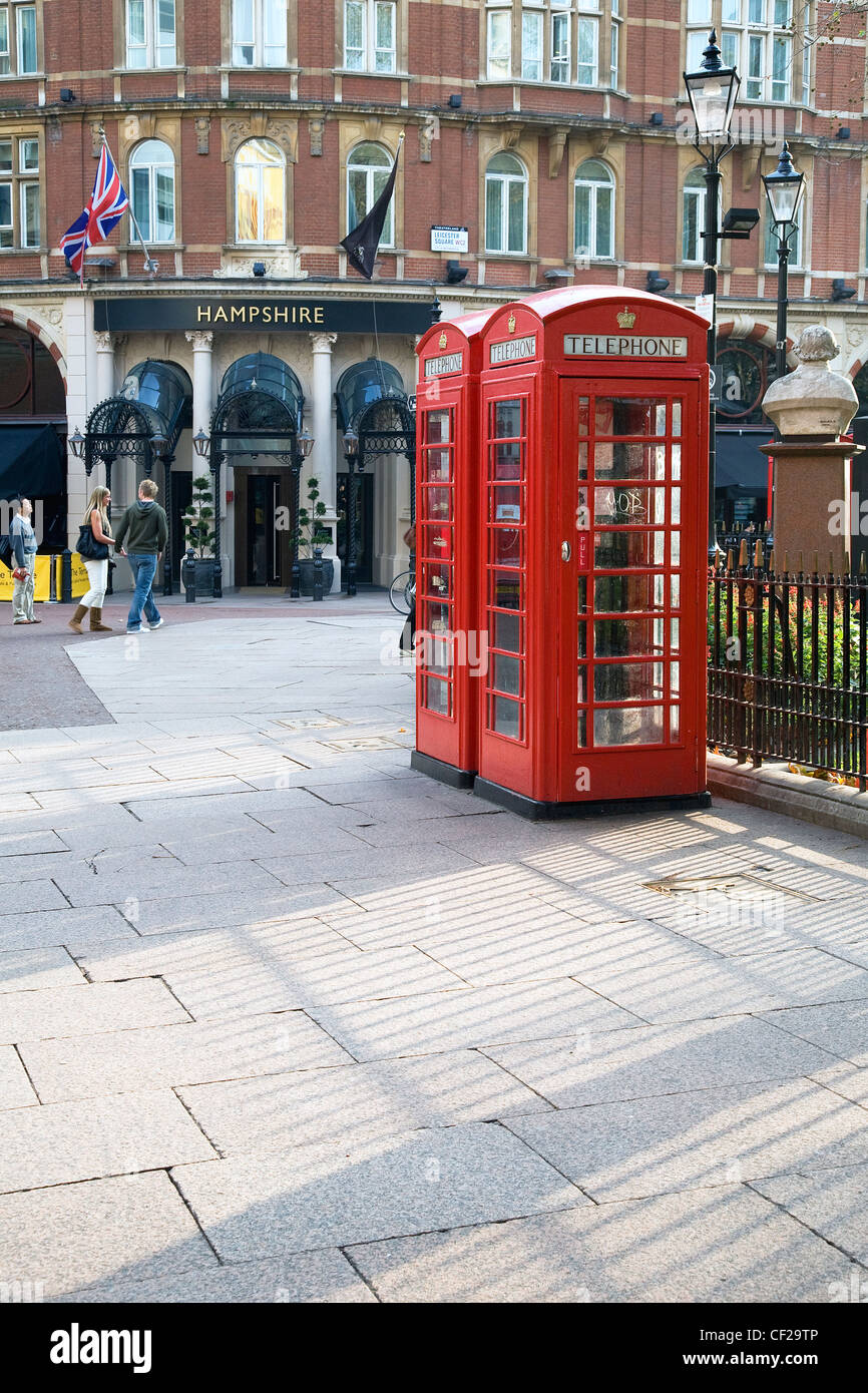 Due telefono rosso caselle nella parte anteriore del Hampshire Hotel in Leicester Square. Foto Stock