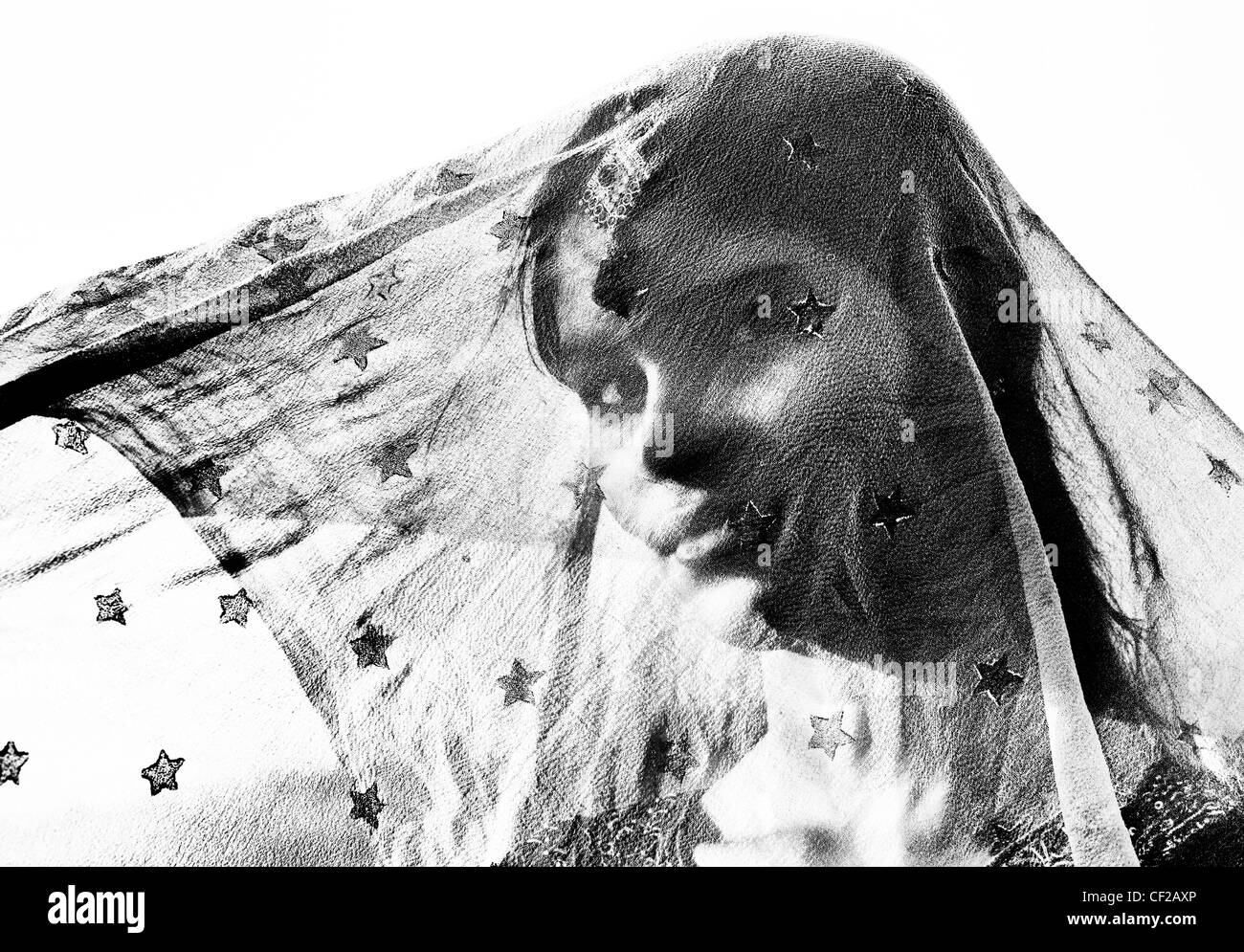 Ragazza indiana indossando un velo a stella. Andhra Pradesh, India . Monocromatico Foto Stock