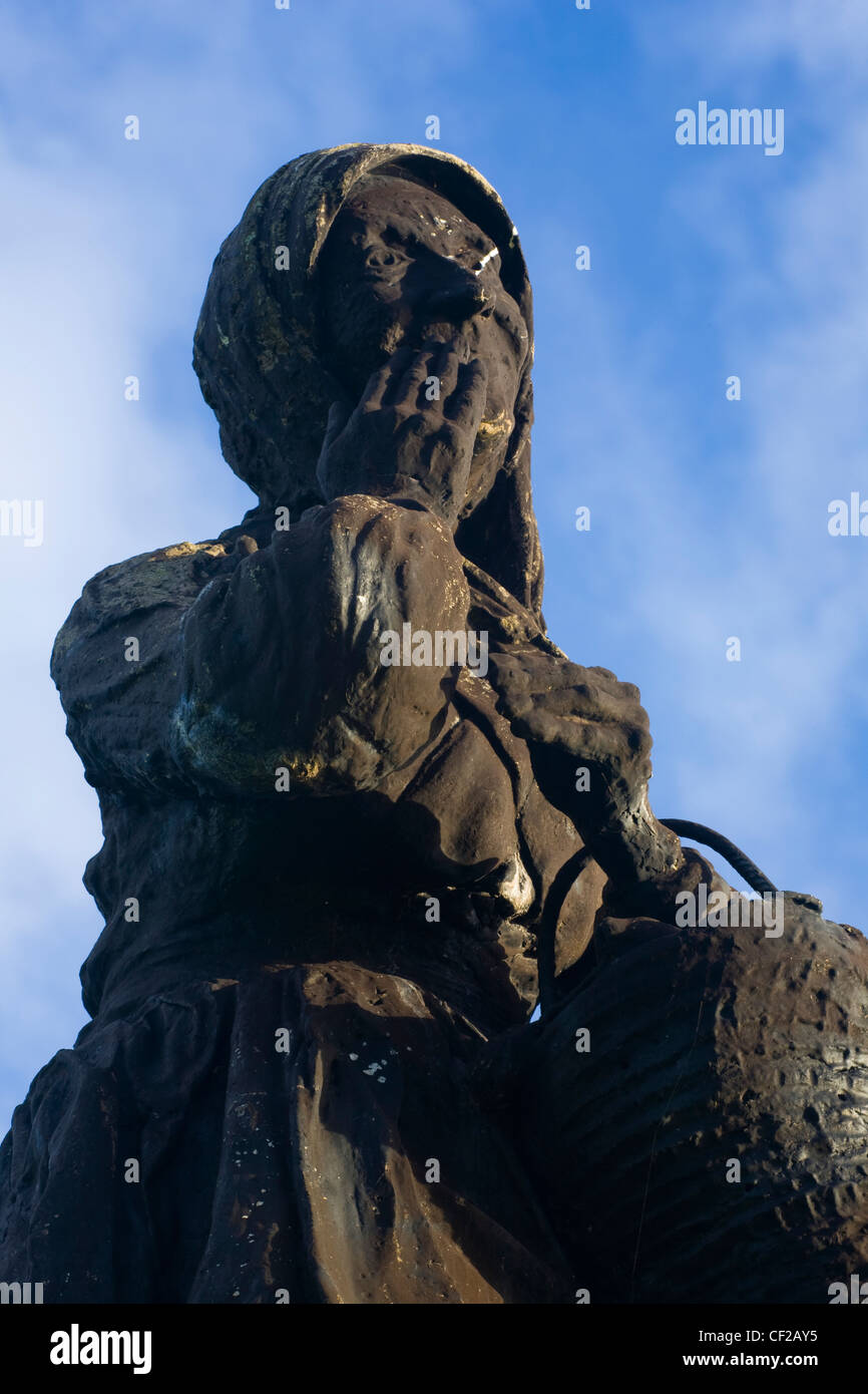 Una scultura di Billy Gofton celebrando un famoso locale di South Shields carattere, Dorothy "dolly" Sbucciare, che ha aiutato gli uomini eludere premere Foto Stock