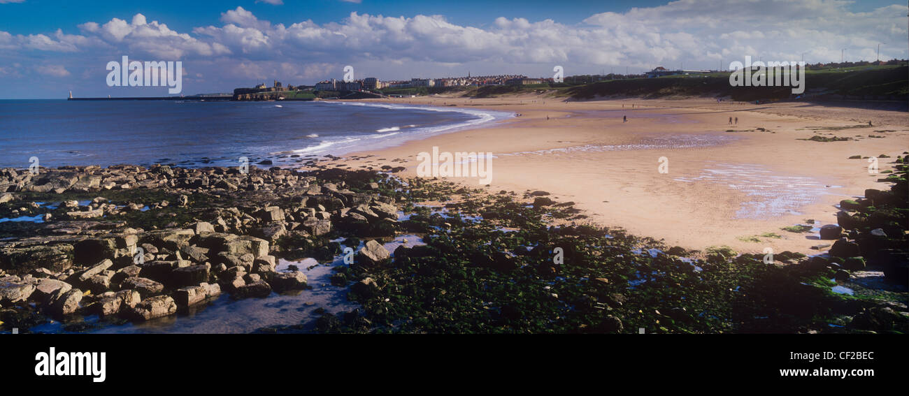 Guardando verso sud su una metà giornata d'estate in tutta la lunga Tynemouth Sands verso il priorato, il castello e la bocca del Tyne. Recentem Foto Stock