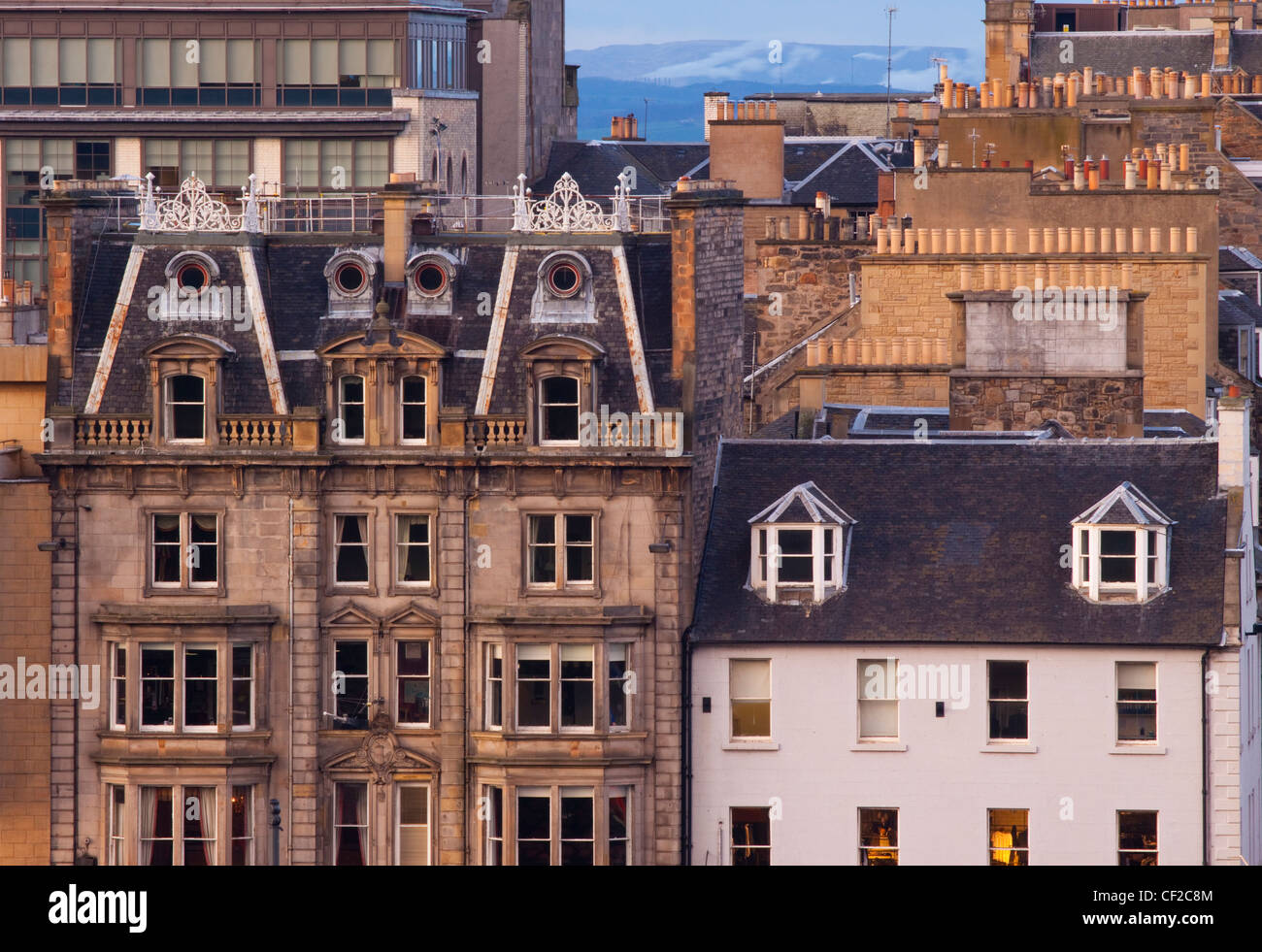 Architettura tipica dei negozi e uffici situati lungo Princes Street. Foto Stock