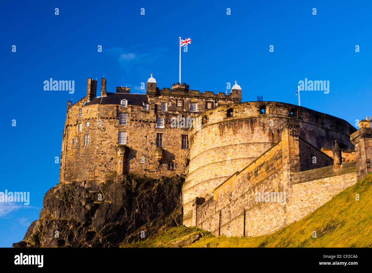 Il Castello di Edimburgo visto dal lato sud della Collina del Castello. Foto Stock