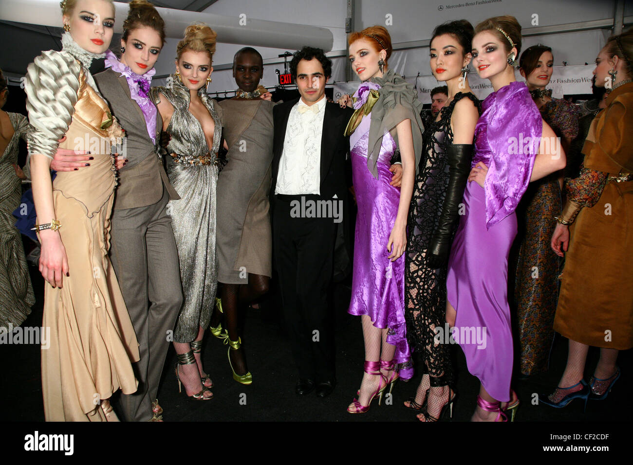 Zac Posen Backstage New York pronto a indossare in autunno e inverno American fashion designer Zac Posen modelli vestito in abiti da sera Foto Stock