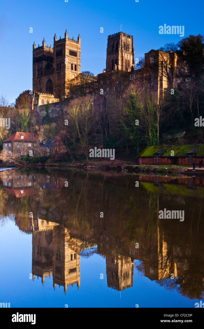 La Cattedrale di Durham riflessa nel fiume di usura. Foto Stock