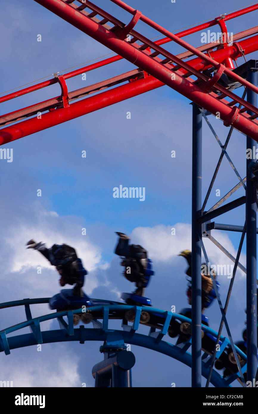 "Avalanche' roller coaster, situato presso il Blackpool Pleasure Beach Theme Park. Foto Stock