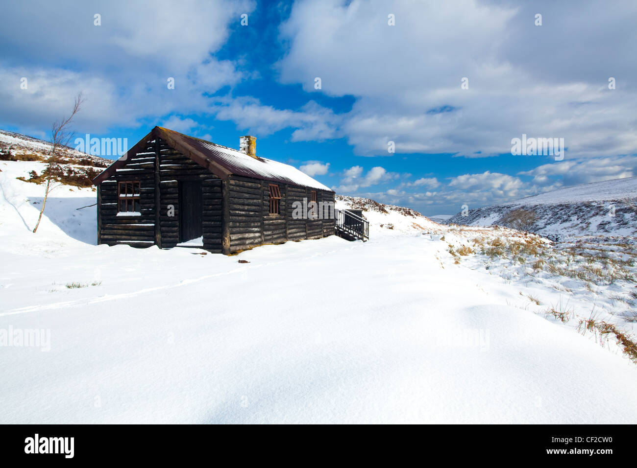 Rifugio in legno / rifugio in Valle Breamish, circondato da una leggera nevicata fresca. Foto Stock