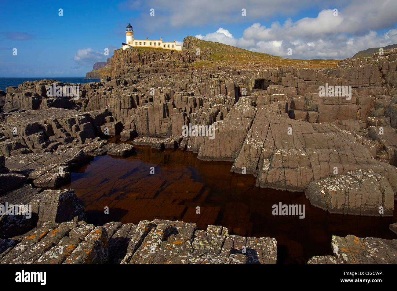 Neist Point lighthouse disegnato da David Alan Stevenson sulla isola di Skye. Il faro è stato acceso per la prima volta nel 1909 ma è stata o Foto Stock