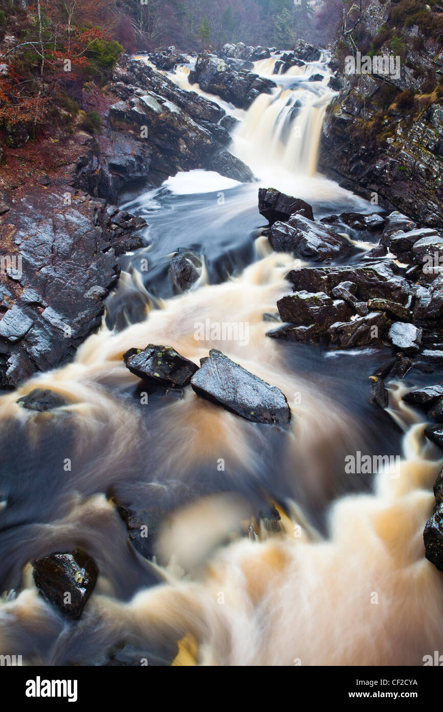 Una cascata di torba acqua colorata a Rogie Falls, vicino a Contin. Foto Stock