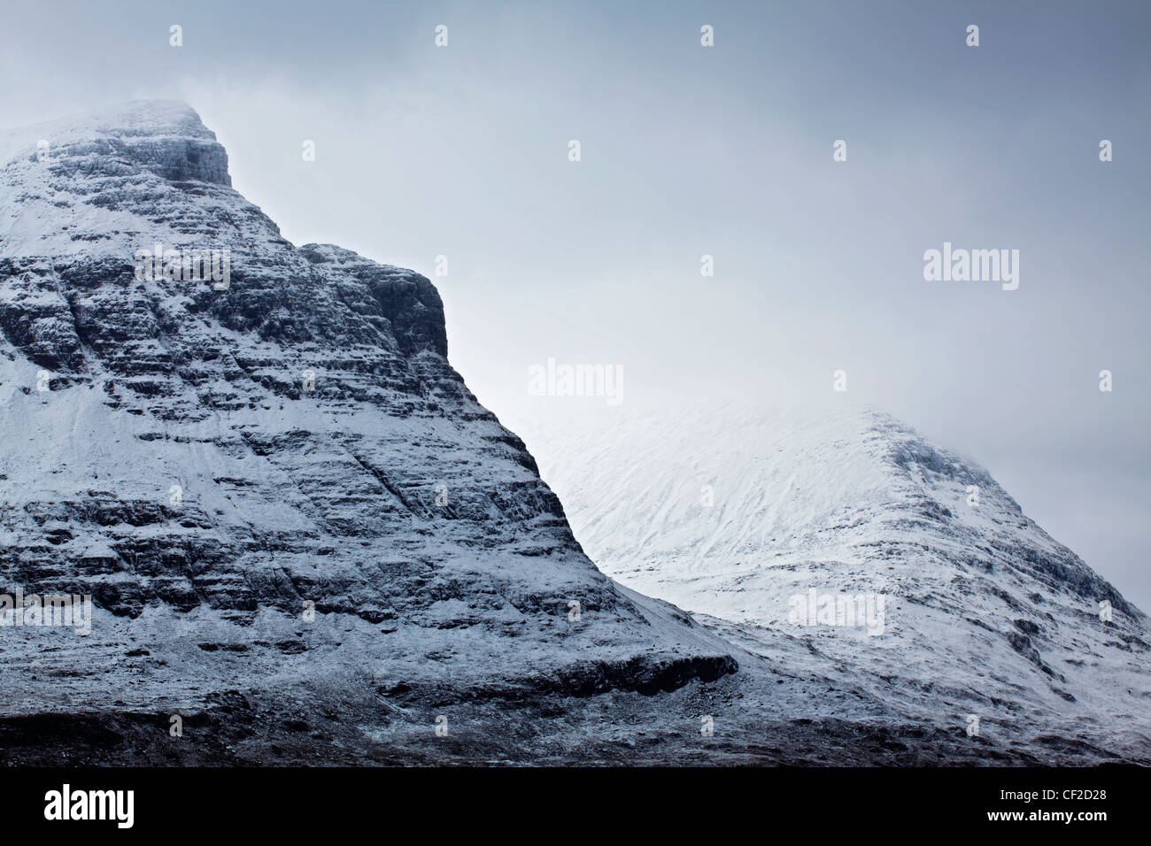 Il drammatico caratteristiche di Quinag, una montagna distinti trovata nel nord ovest Highlands Geopark regione. Foto Stock