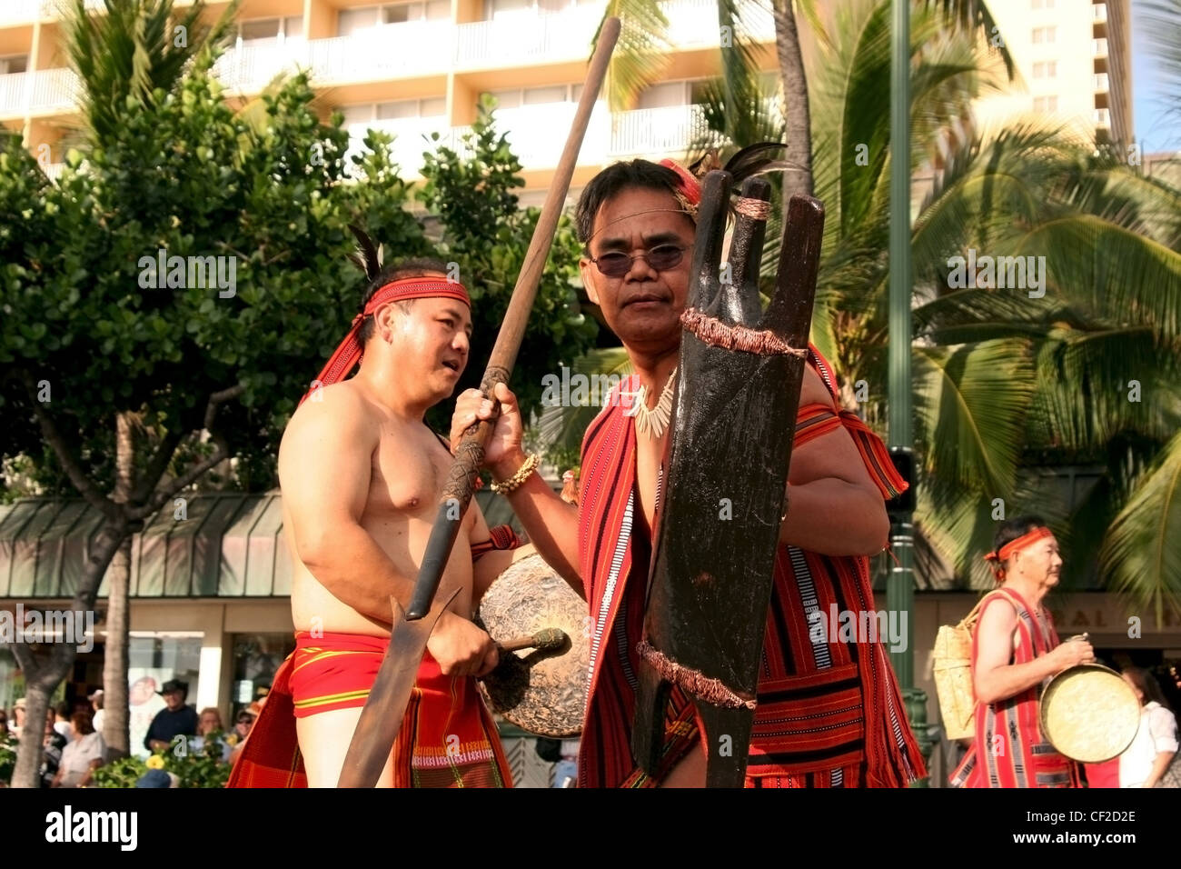 Da ballerini sono tamburi per gli spettatori durante il Festival di Honolulu parade di Honolulu, Hawaii. Foto Stock