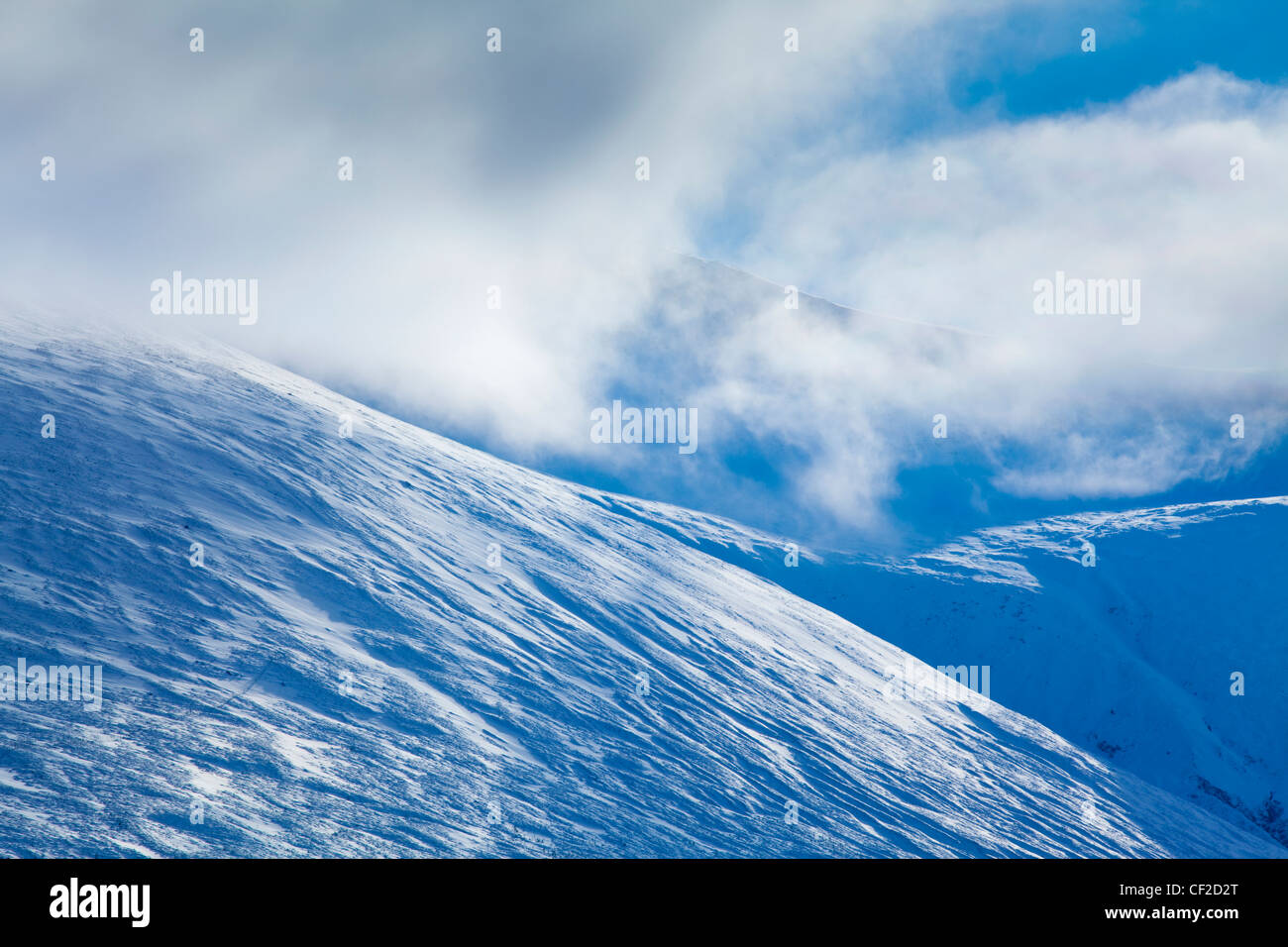 Tempesta di clearing rivela le caratteristiche delle montagne di Strathconon. Foto Stock