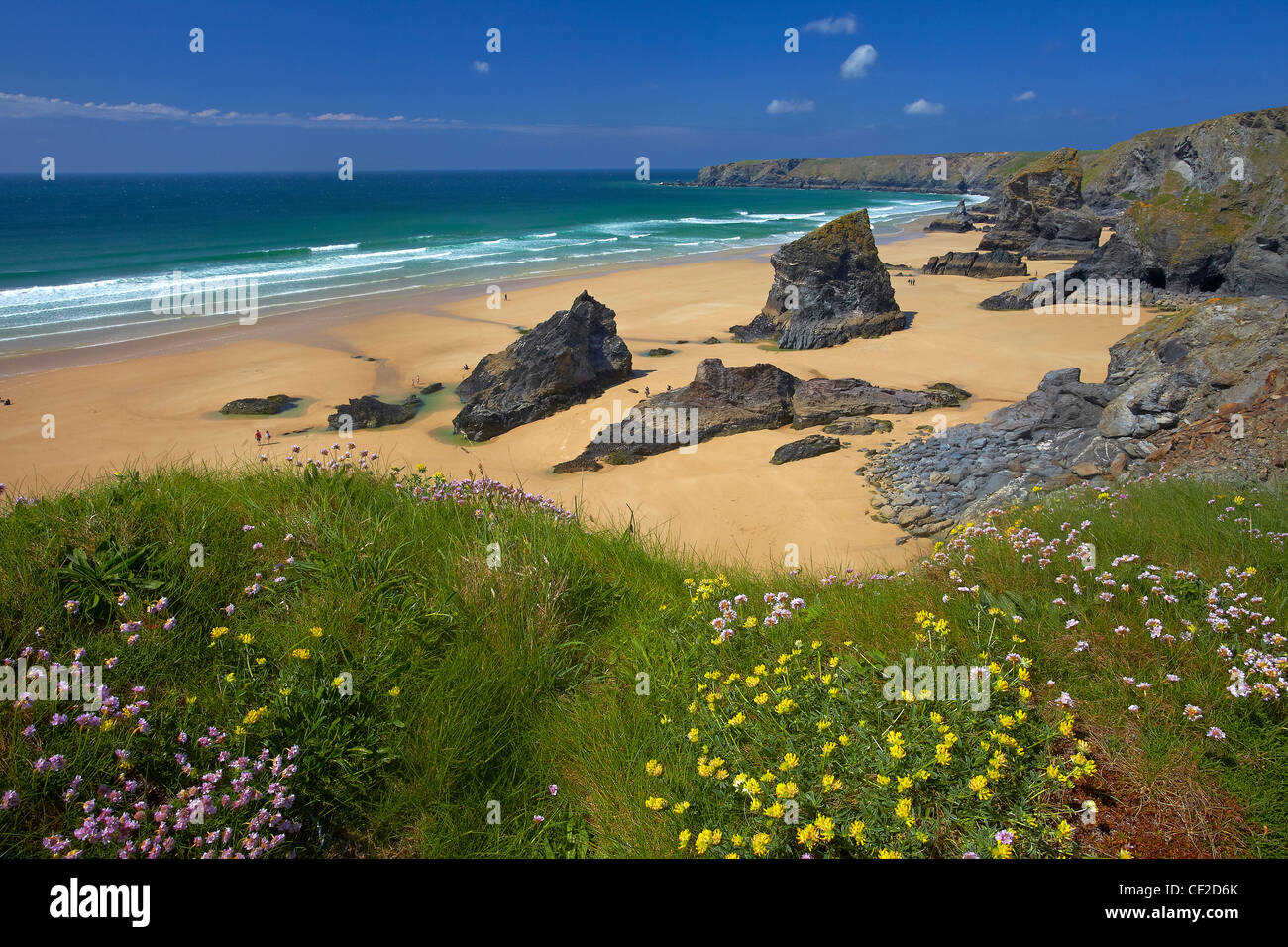 Pile di roccia sulla spiaggia di Bedruthan Steps sul Cornish Coast. Foto Stock