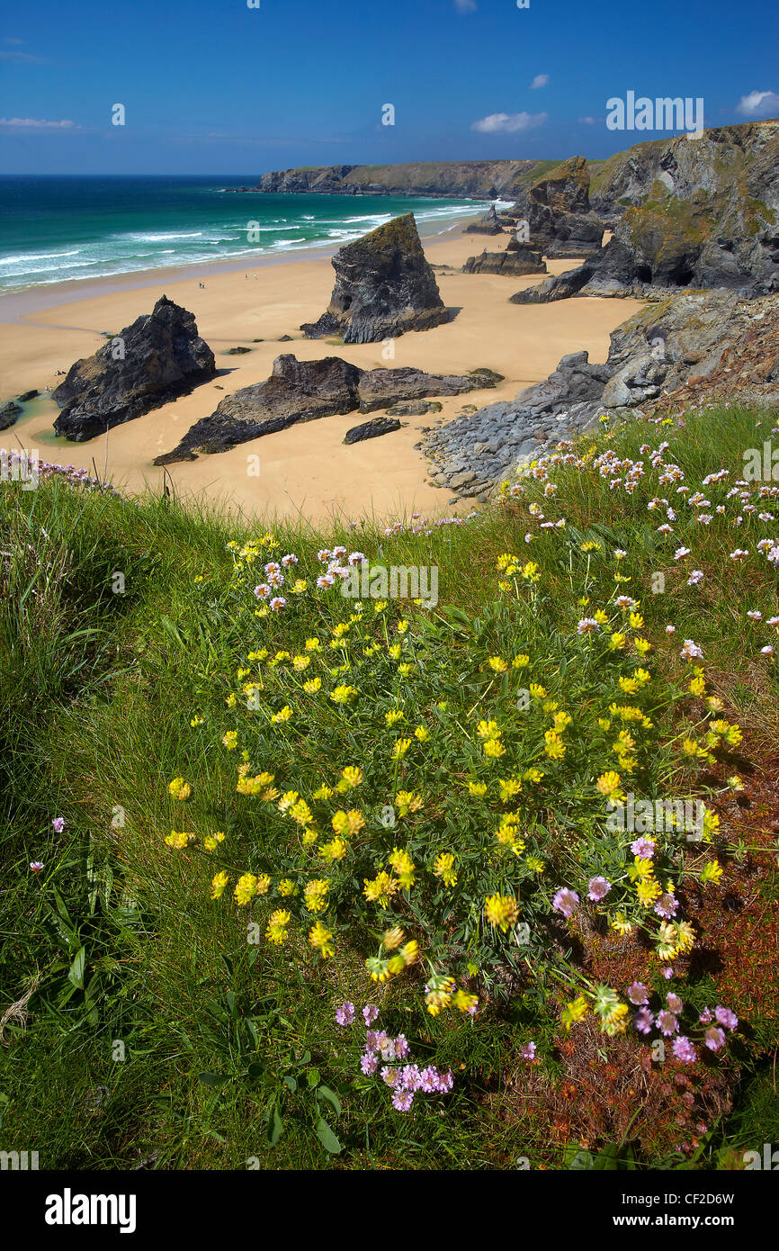 Pile di roccia sulla spiaggia di Bedruthan Steps sul Cornish Coast. Foto Stock