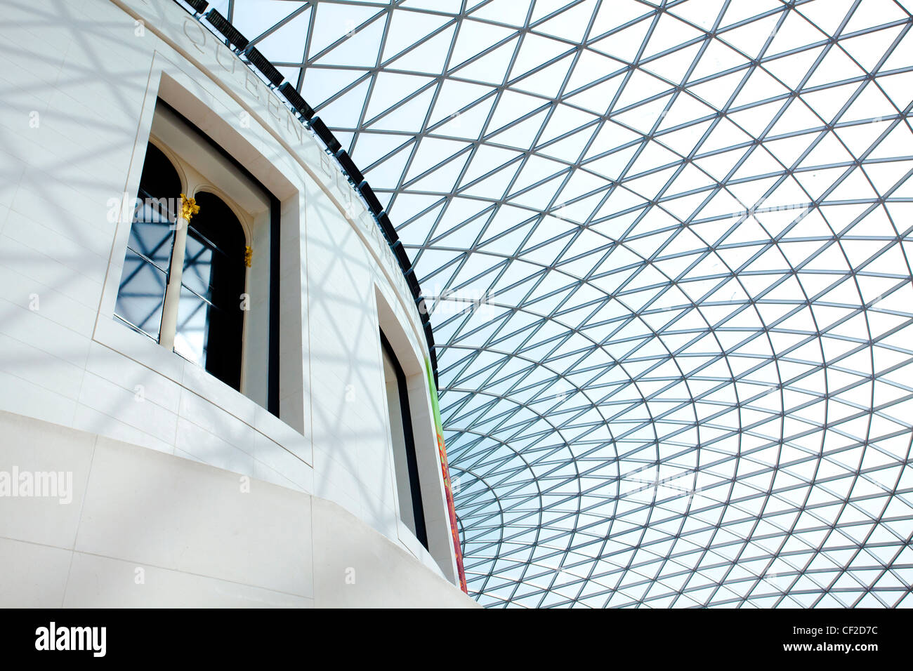 Il tetto in vetro che copre la Regina Elisabetta II Great Court al British Museum. Foto Stock