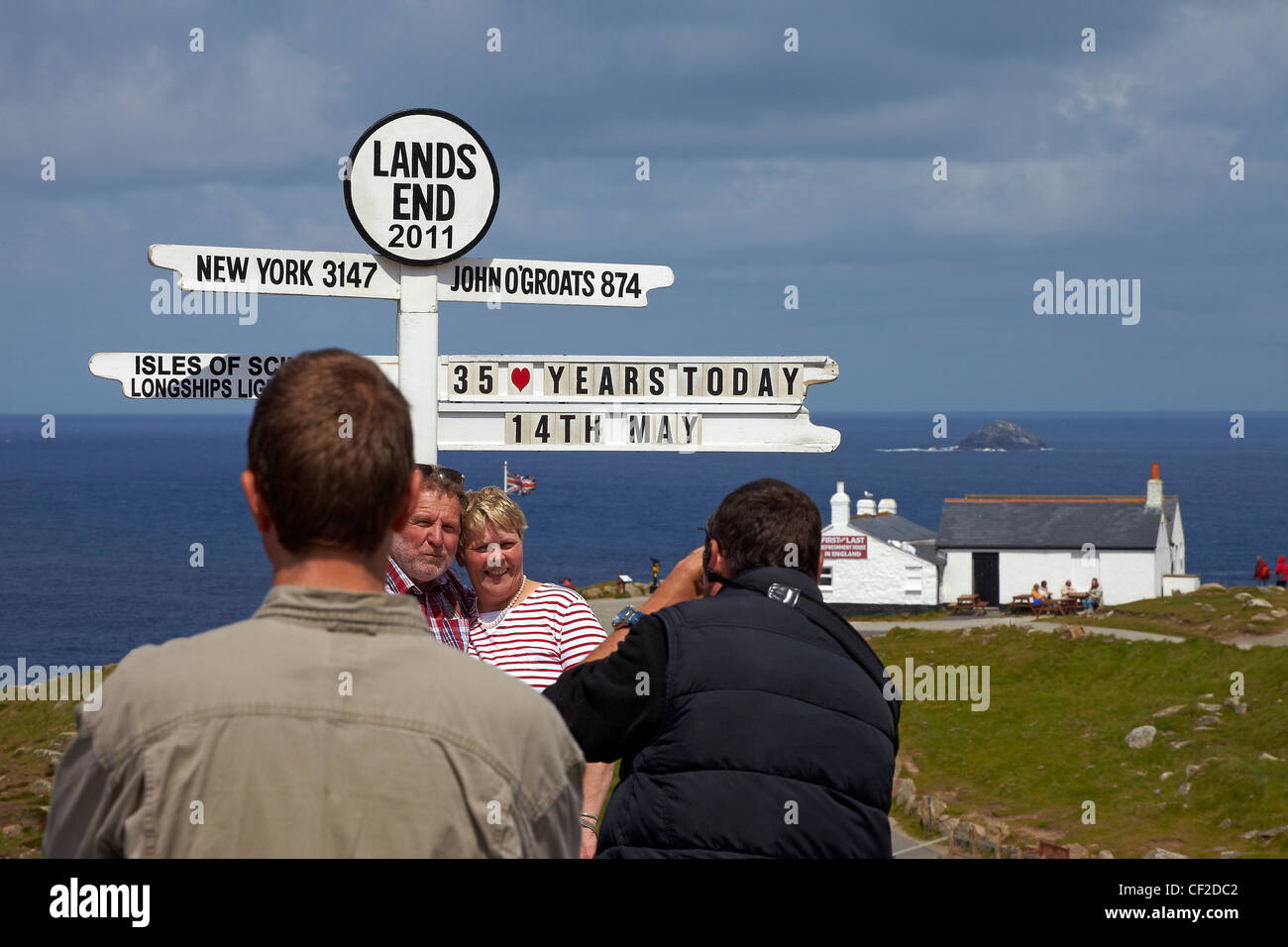 Paio di foto scattata a Lands End milepost con la prima e ultima casa in background. Foto Stock