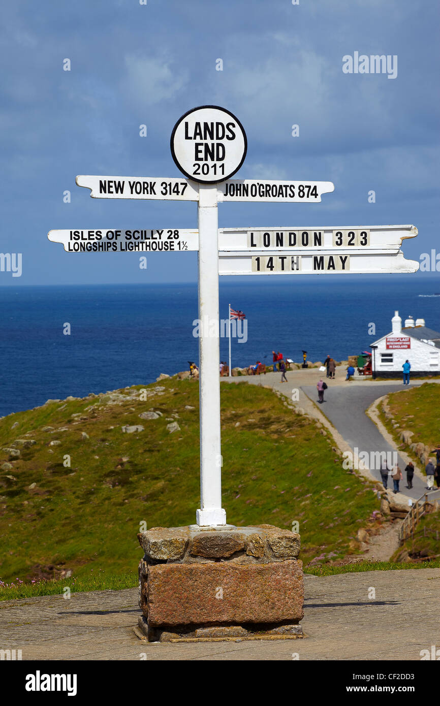 Lands End milepost con la prima e ultima casa in background. Foto Stock