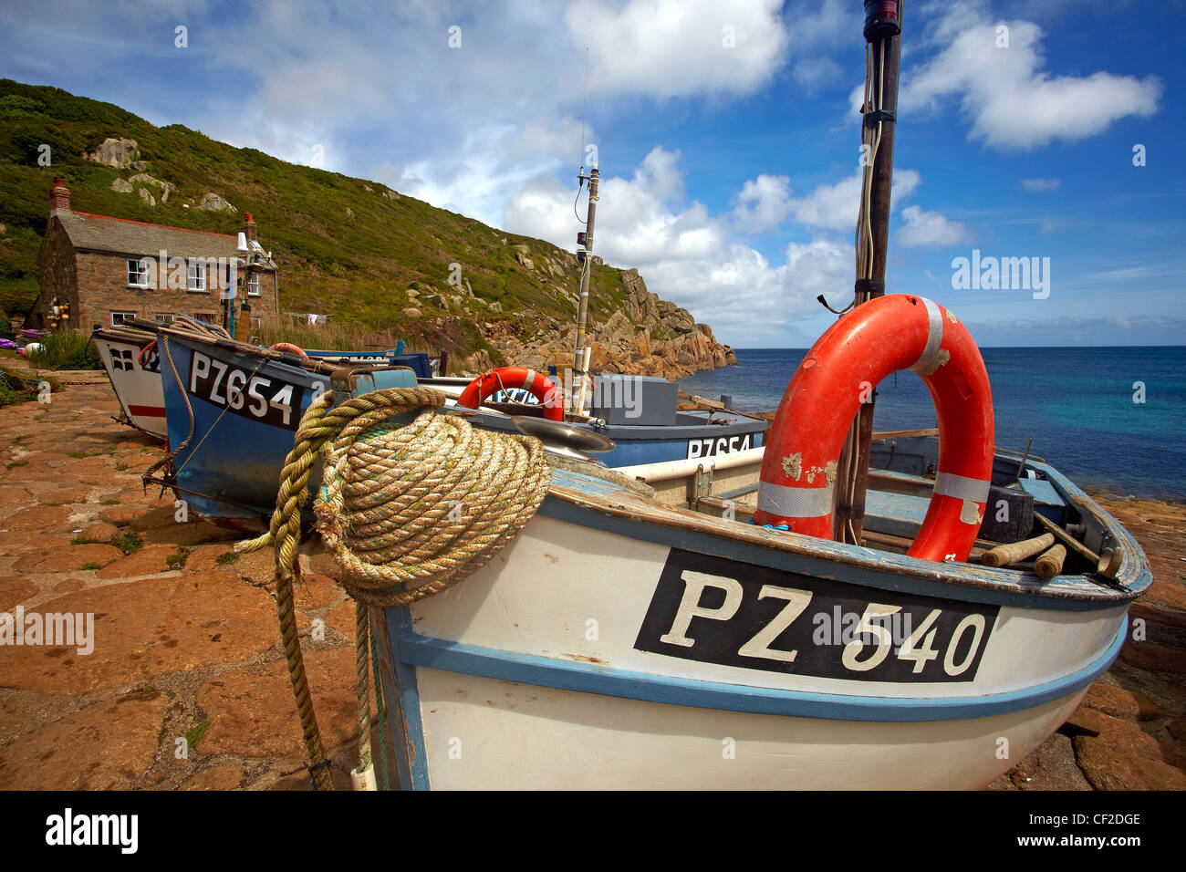Barche da pesca sul slittare a Penberth Cove. Foto Stock