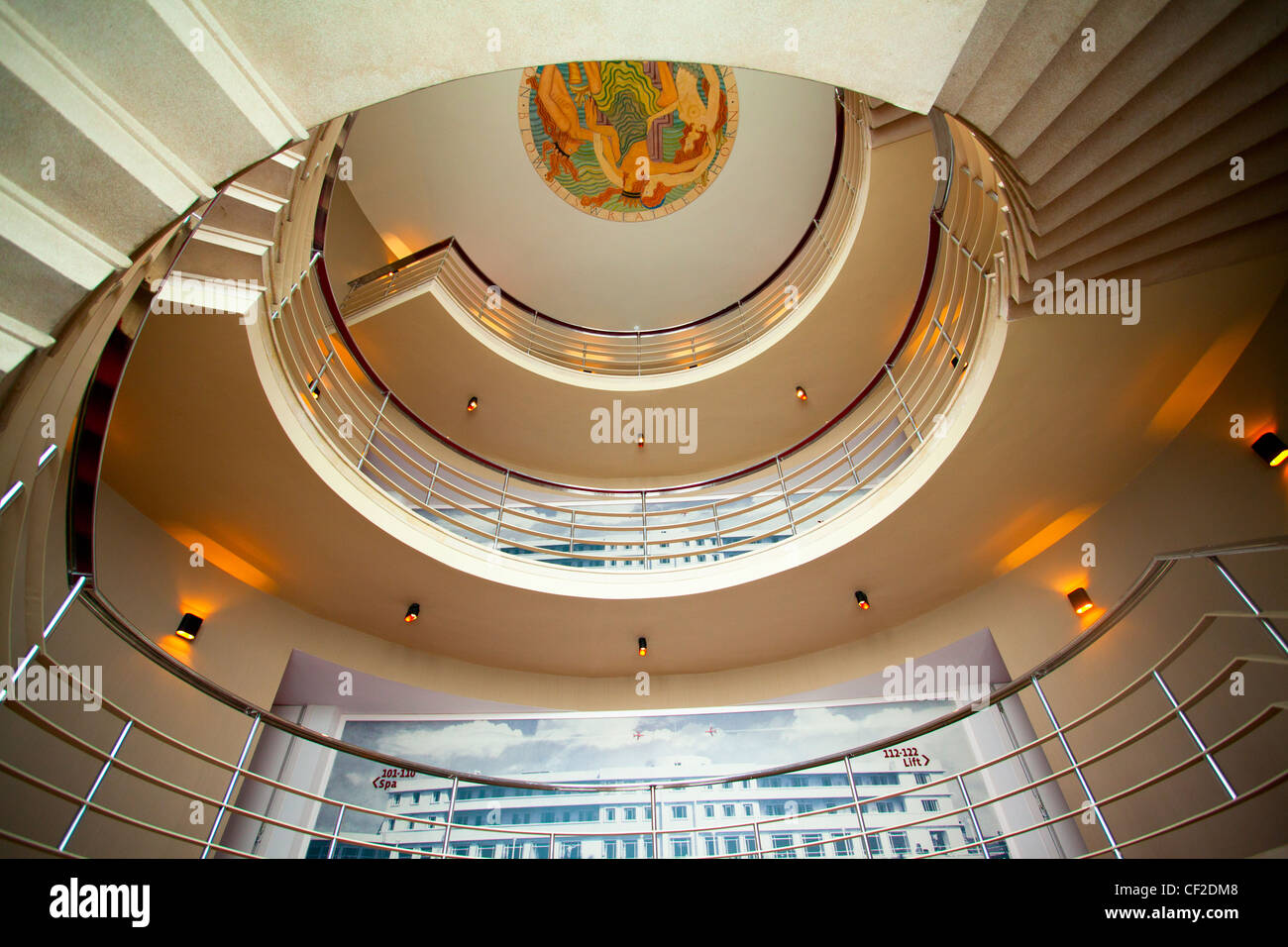 La scala a chiocciola in recentemente rinnovate in stile Art Deco Midland Hotel. Foto Stock