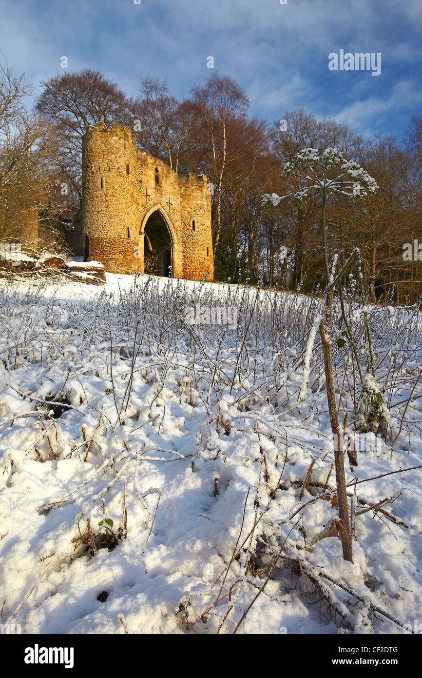 La neve che copre il terreno intorno al castello in Roundhay Park, uno dei più grandi parchi della città in Europa. Il castello è un xix centu Foto Stock