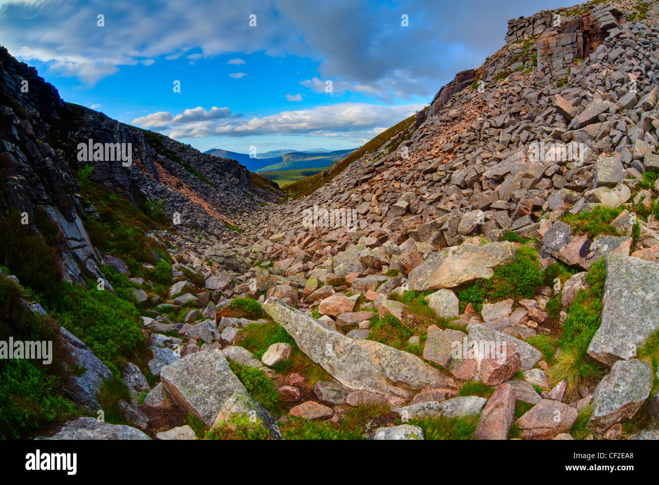 Il suggestivo paesaggio del gap Chalamain, un passo di montagna nel Parco Nazionale di Cairngorms. Foto Stock