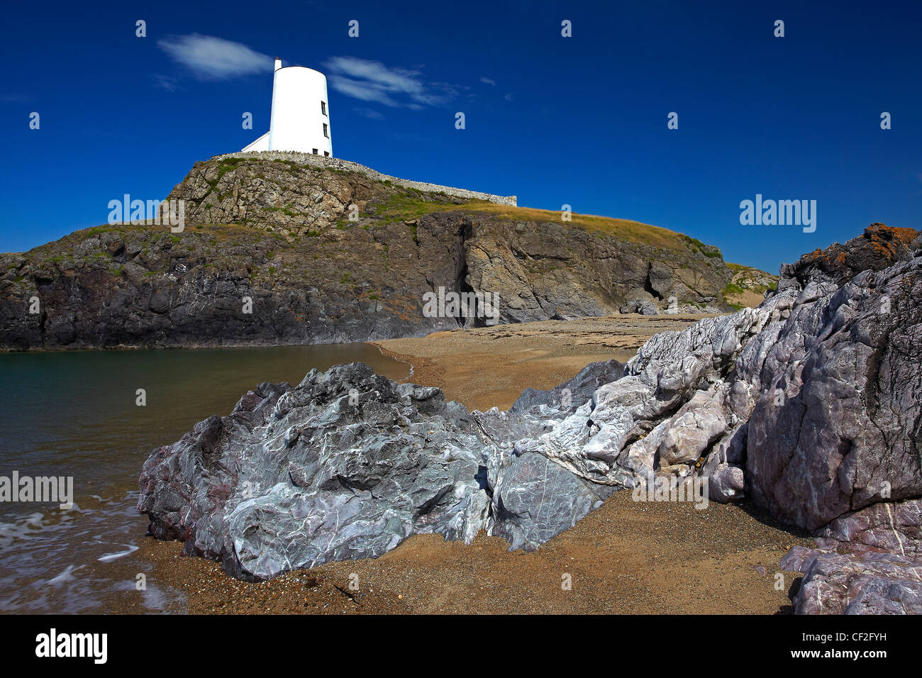 Twr Mawr luce presso l'ingresso meridionale per il Menai stretto all'interno dell'isola di Llanddwyn Riserva Naturale Nazionale. Foto Stock