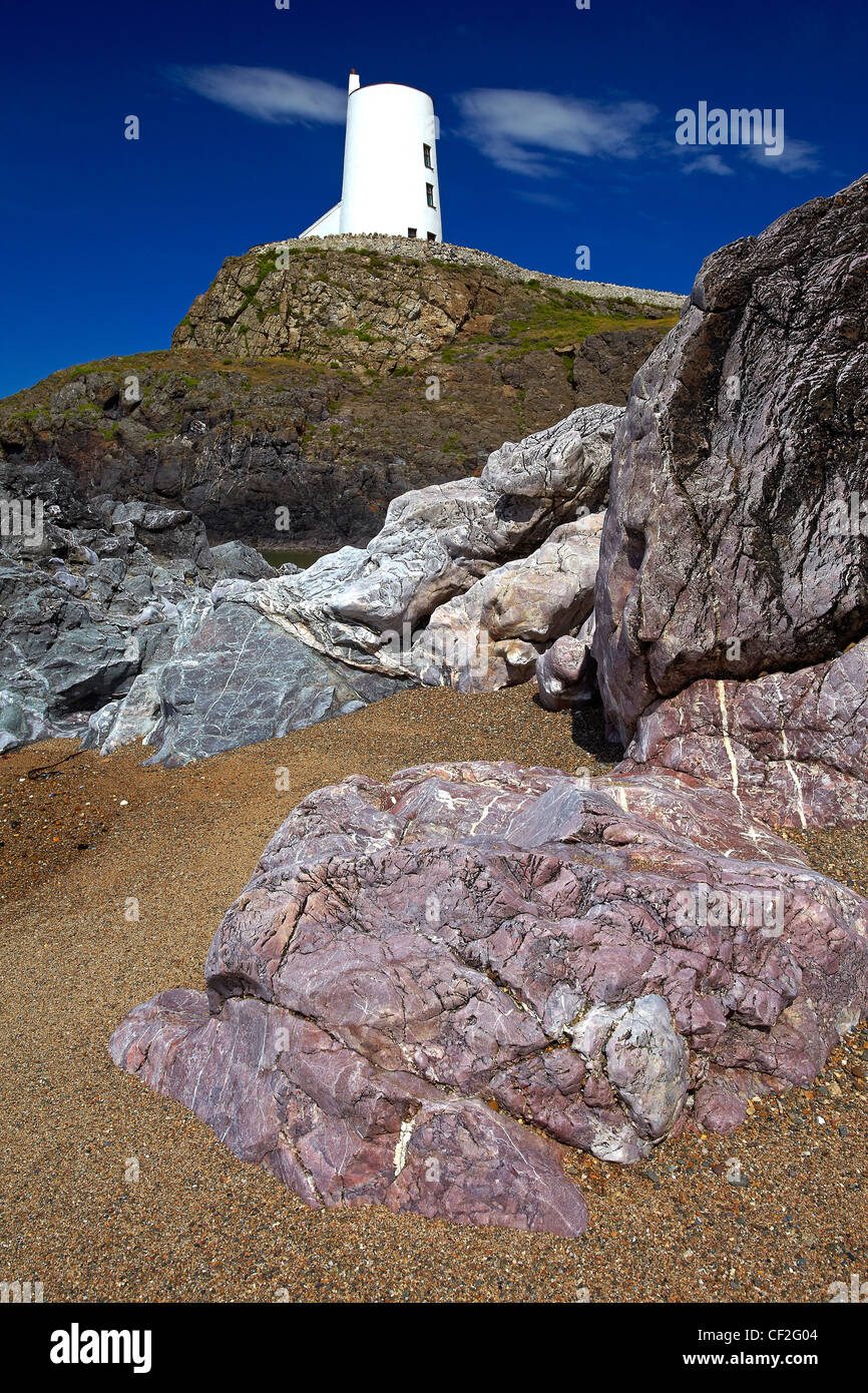 Twr Mawr luce presso l'ingresso meridionale per il Menai stretto all'interno dell'isola di Llanddwyn Riserva Naturale Nazionale. Foto Stock