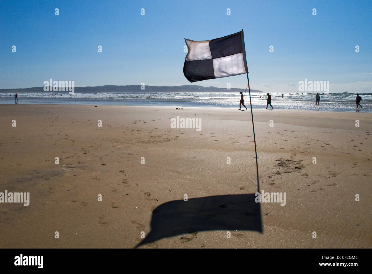 Un bagnino bandiera di avvertimento sulla spiaggia Gwithian indicando che surfcraft oltre 5 metri di lunghezza non deve andare al di là di questo punto. Foto Stock
