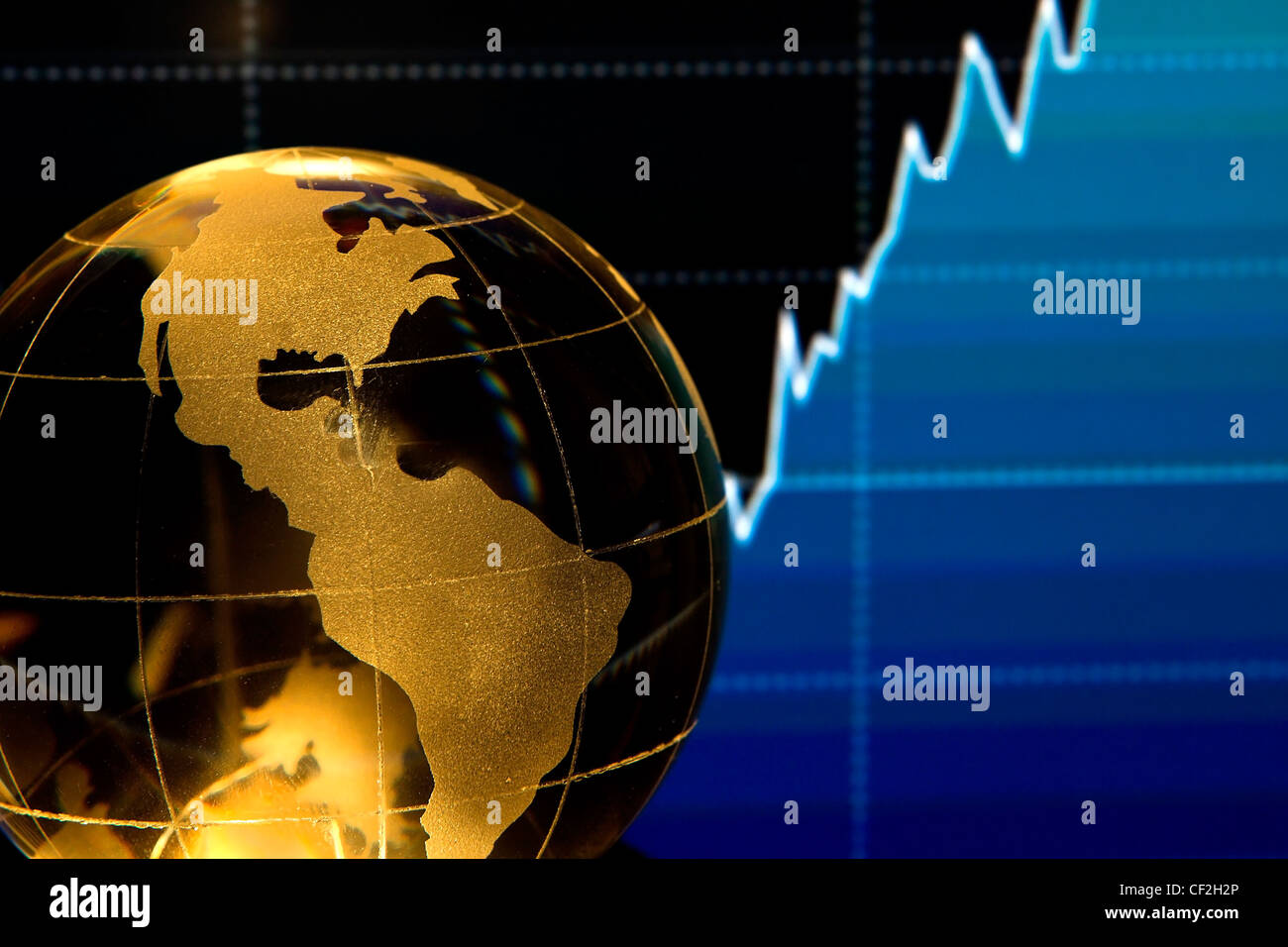 Globo di vetro sopra i dati di stock sullo schermo del computer Foto Stock