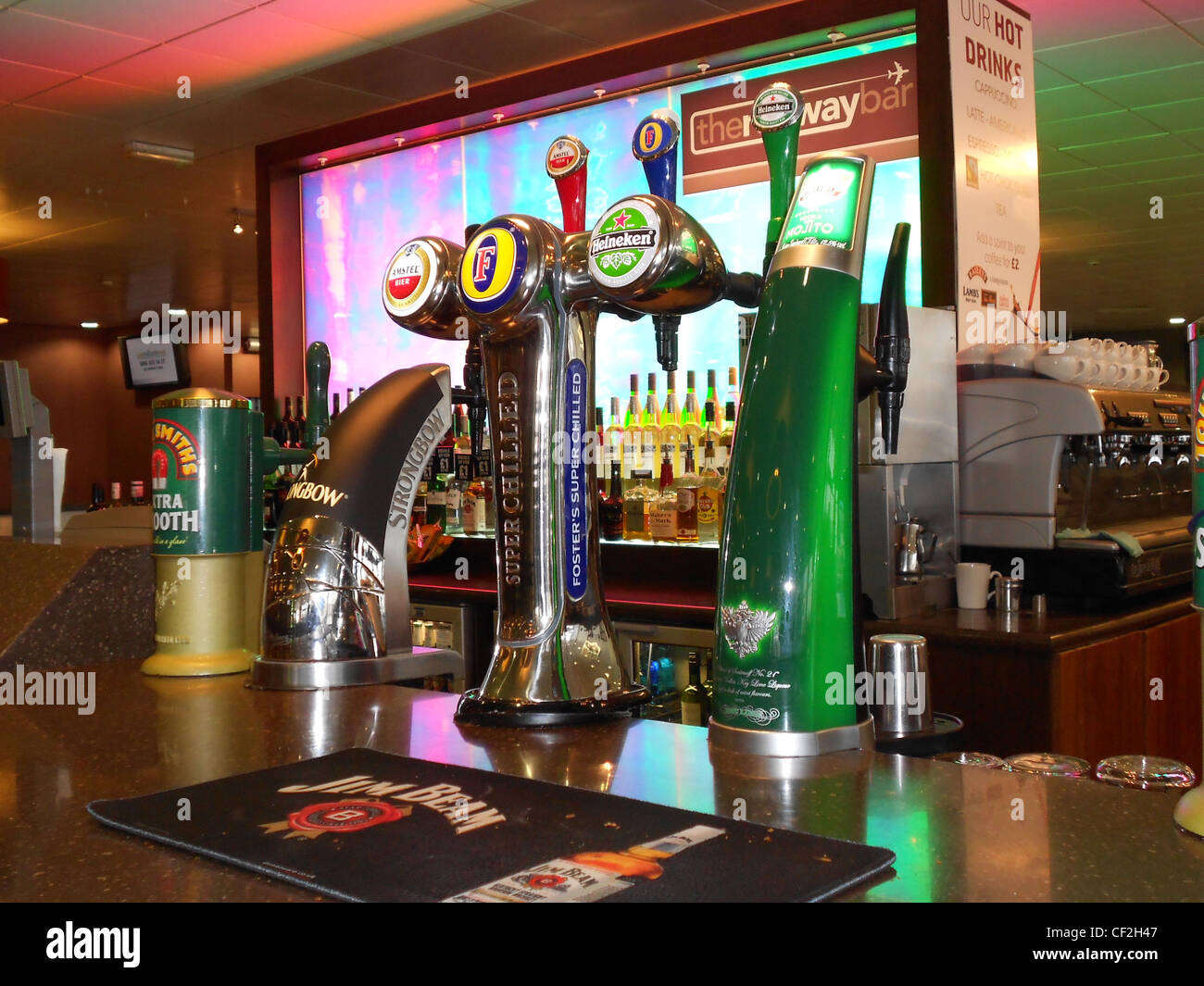 Lager rubinetti, lounge di partenza, dall'aeroporto di East Midlands, il Castello di Donnington, Leicestershire, Inghilterra, Regno Unito, Europa occidentale. Foto Stock