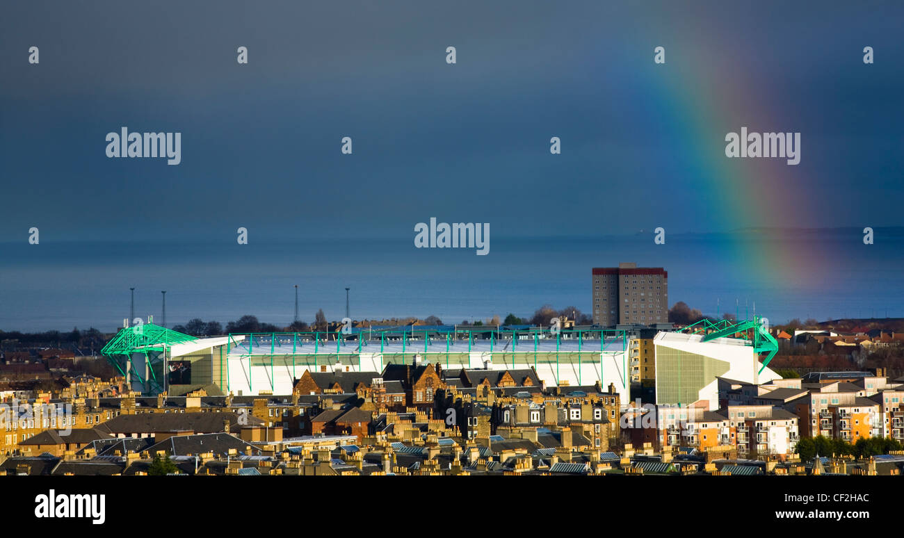 Un arcobaleno nel Firth of Forth su Hibernian Football Club's Stadium a Pasqua la strada in Leith area di Edimburgo. Foto Stock