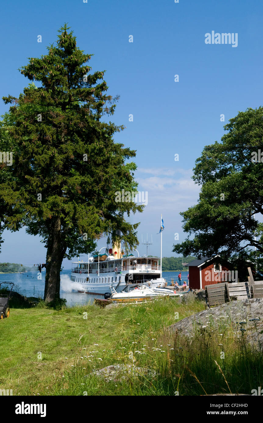La centrale a carbone steamboat Blidösund ormeggiato sull isola di Rödlöga nell'arcipelago di Stoccolma. Foto Stock