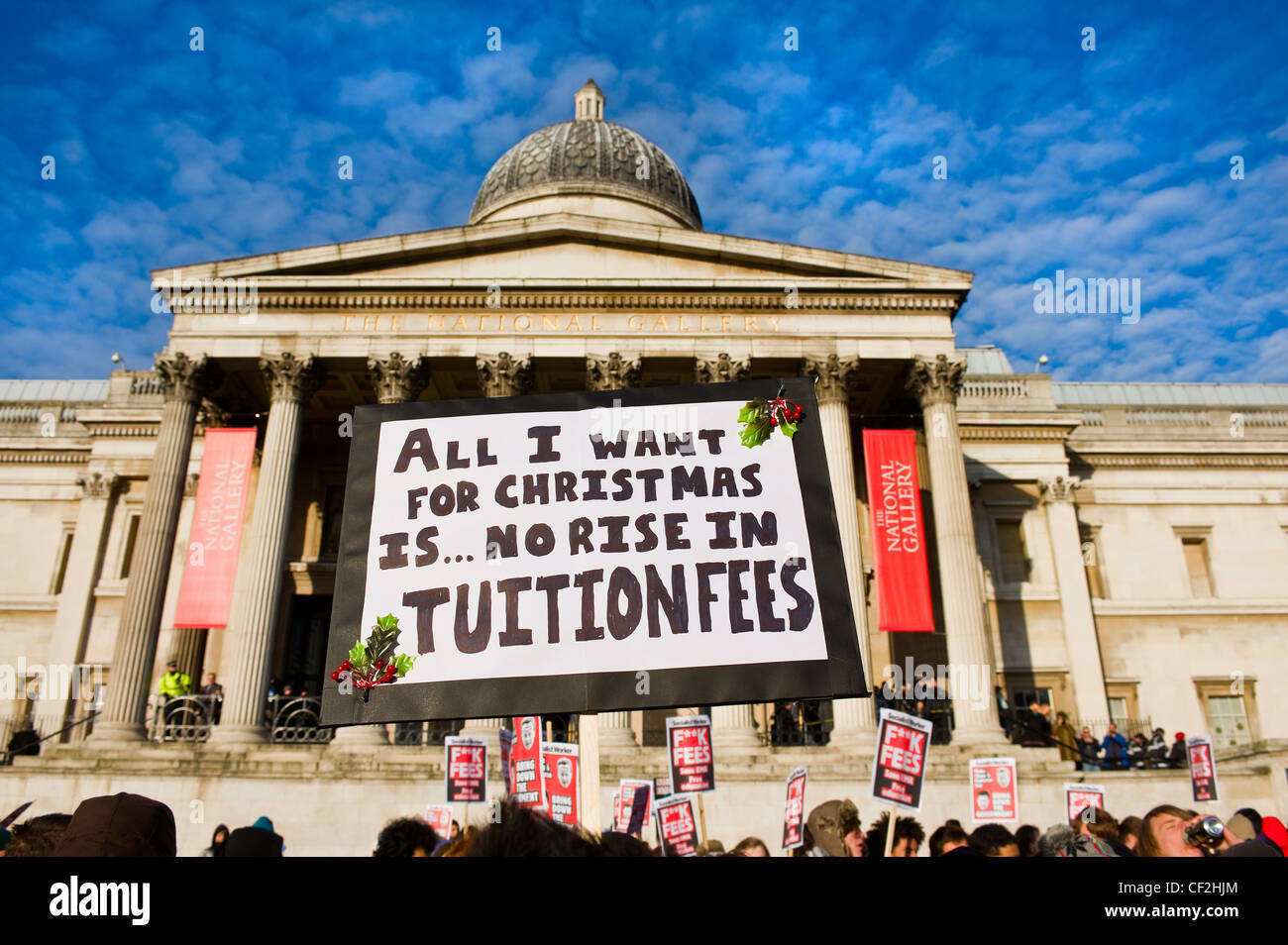 Gli studenti al di fuori della Galleria Nazionale in Trafalgar Square dimostrando contro il governo istruzione tagli. Foto Stock