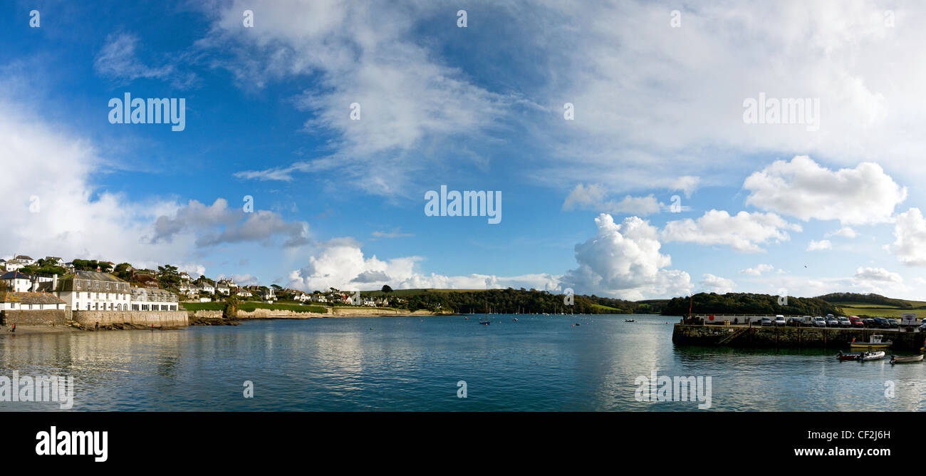 Una vista panoramica di St Mawes, una piccola città sulla penisola di Roseland con un grande porto naturale, ha affermato di essere la terza grande Foto Stock
