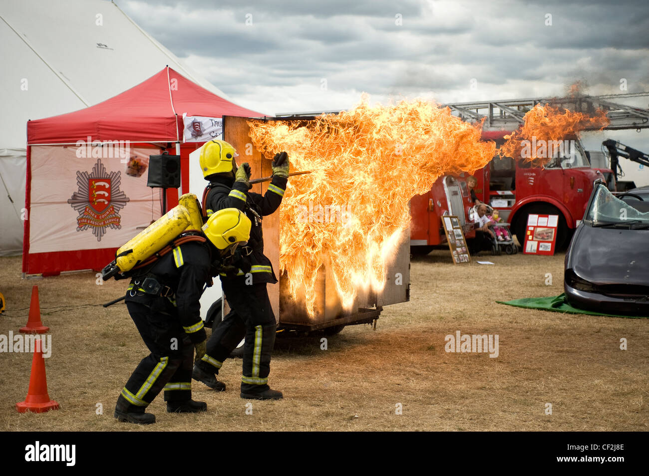 I vigili del fuoco dalla Essex servizio antincendio dimostrando i pericoli di un chip pan fire a Orsett mostrano uno dei più vecchi di un giorno con C Foto Stock