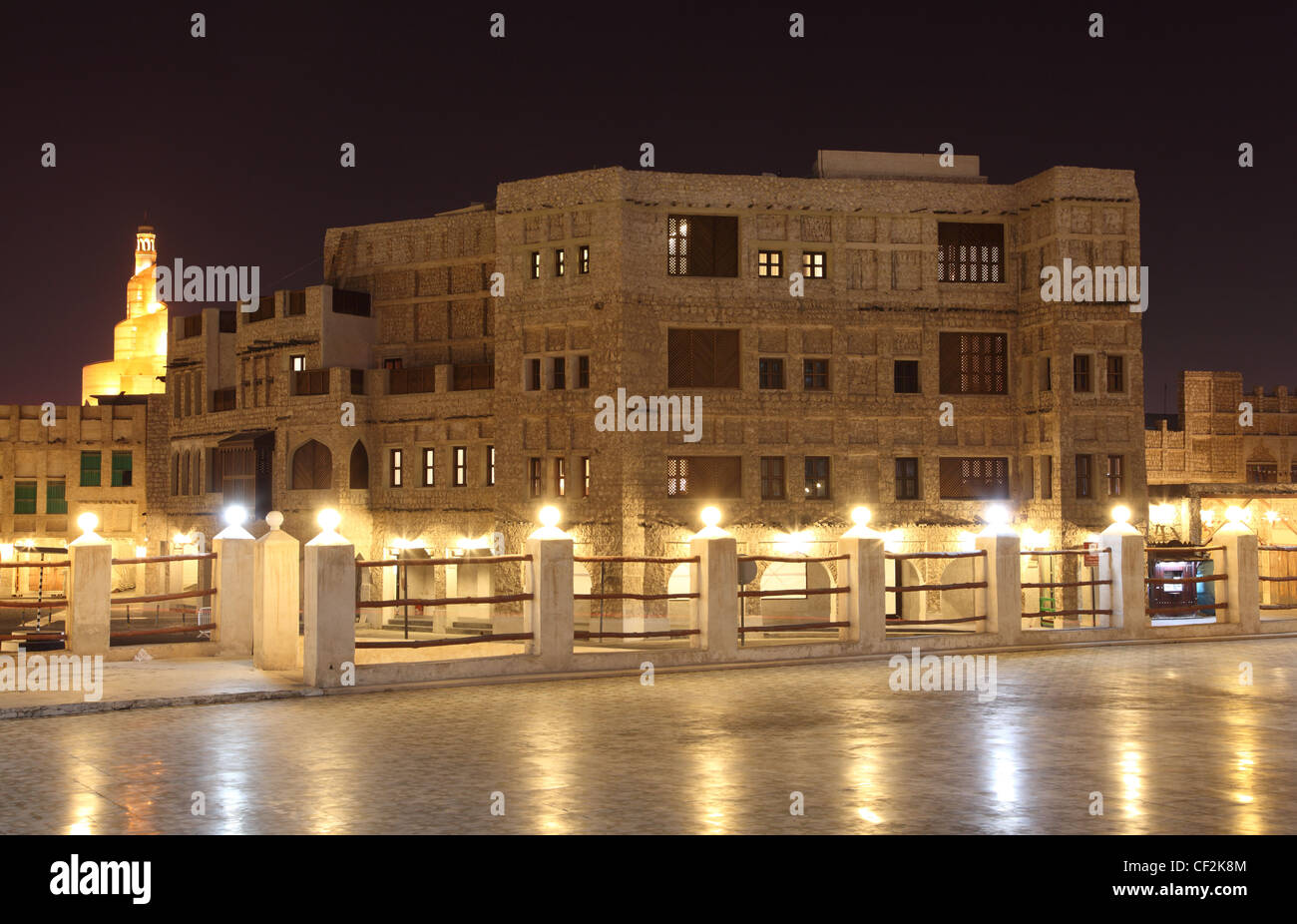 Souq Waqif illuminata di notte, Doha in Qatar Foto Stock
