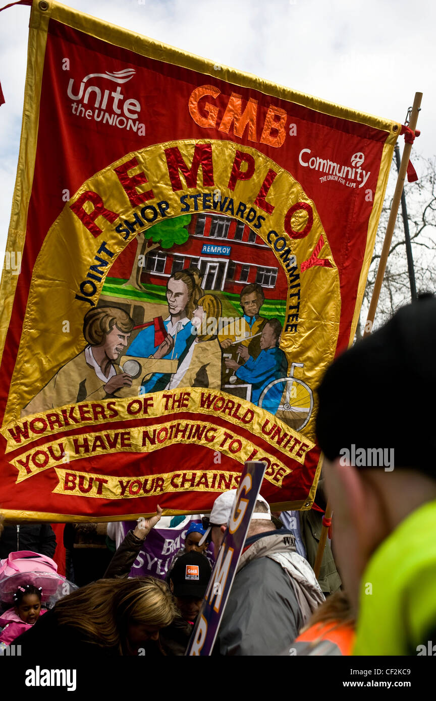 I manifestanti marciano con una grande unione uniscono banner al G20 dimostrazione nella città di Londra. Foto Stock
