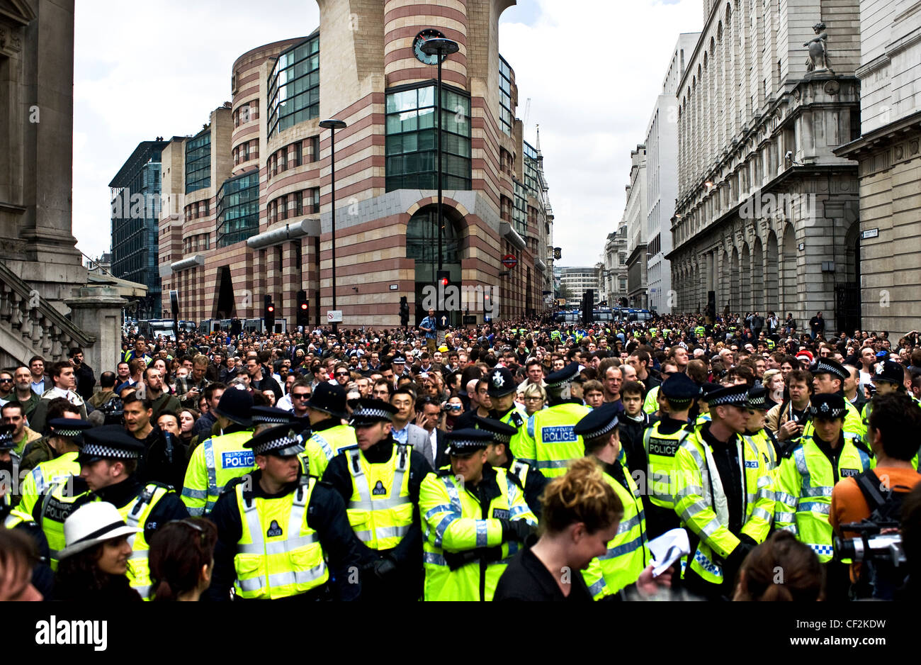 Cordone di polizia che trattiene i manifestanti al G20 dimostrazione nella città di Londra. Foto Stock