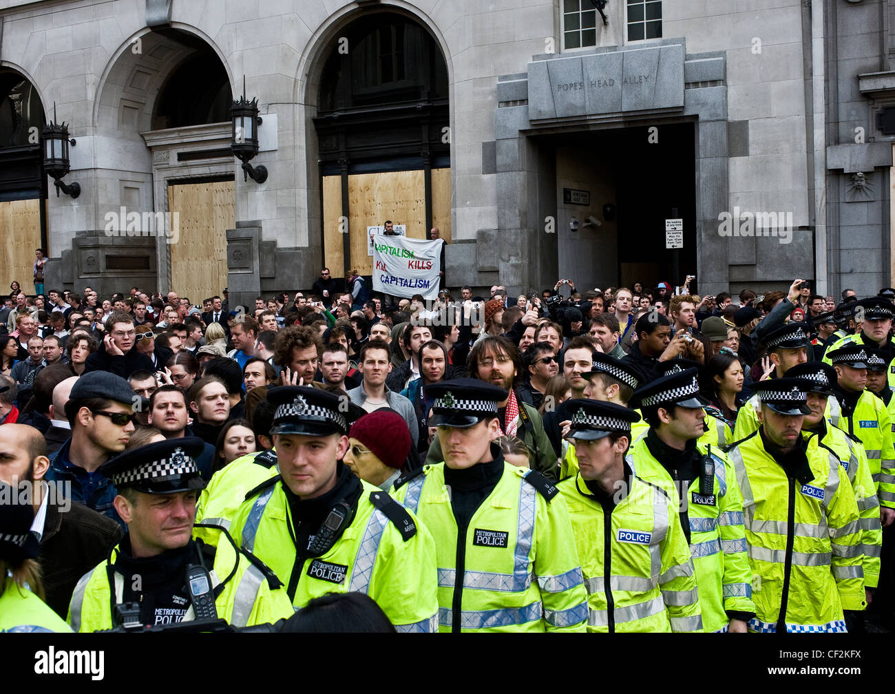 Cordone di polizia al G20 dimostrazione nella città di Londra. Foto Stock